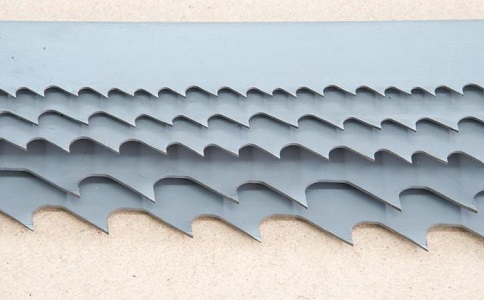 带锯条不能切入金属材料时，需要如何处理？